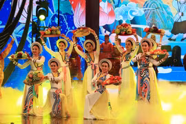 Special spring concert held for overseas Vietnamese people