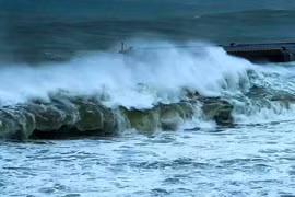 Typhoon Rai changes direction, gradually weakens 