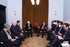 PM Pham Minh Chinh hosts business, university leaders in UK