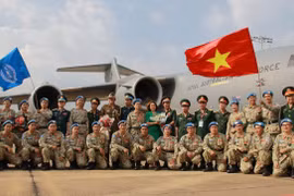 Officials of the Defence Ministry, representatives of the Australian Embassy in Vietnam, and staff members of the Level-2 field hospital No 3 pose for a group photo before the field hospital staff leave for a peacekeeping mission in South Sudan. (Photo: V