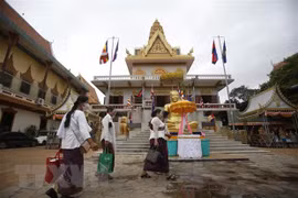 Vietnam provides more aid for Cambodia to fight COVID-19