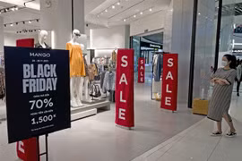 Year-end shopping season begins