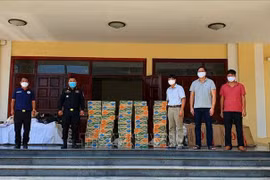Gifts presented to poor Vietnamese in Cambodia 