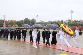 Party, State leaders pay tribute to President Ho Chi Minh