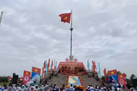 Quang Tri: Flag-raising ceremony held to mark Reunification Day