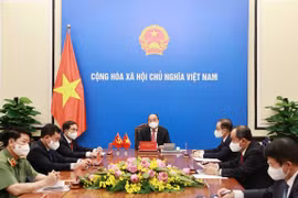 President holds phone talks with top Chinese leader