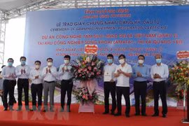 Quang Ninh grants investment registration certificate to silicon wafer project