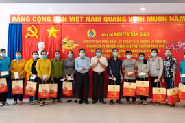  Gifts presented to needy workers ahead of Tet