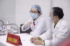 Volunteers receive second shots of Nanocovax vaccine 