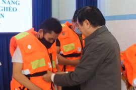 Life jacket presentation programme benefits fishermen in Khanh Hoa