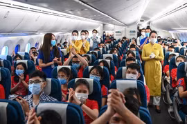 Vietnam Airlines brings home volunteer students, medical workers