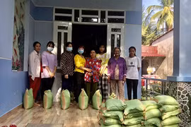 Tet gifts presented to poor families in Dong Nai, Hau Giang