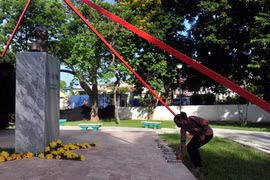 Flowers offered at Monument of President Ho Chi Minh in Havana on National Day