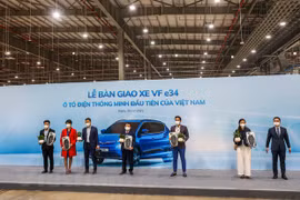 VinFast delivers first smart electric cars to customers
