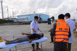 Surveillance vessel transfers patient to Truong Sa island