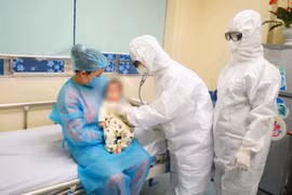 UNFPA presents more medical supplies to Vietnam