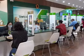 Vietcombank offers interest reduction on COVID-19-affected customers