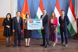 Hungary presents COVID-19 vaccine, medical supply to Vietnam