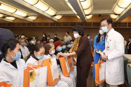 Officials pay pre-Tet visits to cancer patients, poor people