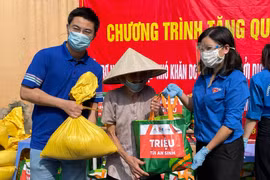HCM City receives 100,000 COVID-19 aid packages