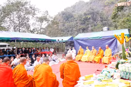 Vietnam, Laos pay tribute to fallen soldiers of public security forces