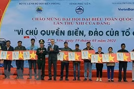 Some 16,000 national flags presented to Phu Yen fishermen