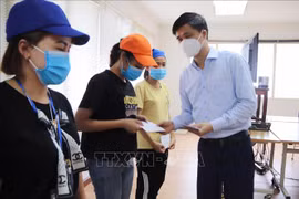VGCL delegation presents gifts to pandemic-hit workers in Thanh Hoa