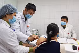First shots of 75mcg dose of Nanocovax COVID-19 vaccine given to volunteers