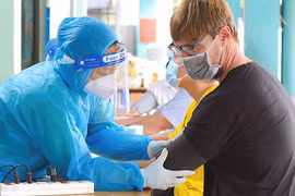 Da Nang ensures COVID-19 vaccination for overseas Vietnamese, foreigners