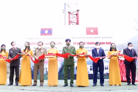 Vietnamese ministry hands over first village police station to Laos