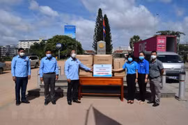 Vietnam Youth Federation presents 5,000 masks to Cambodian counterpart