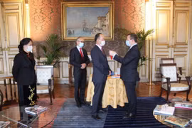 Vietnamese Ambassador in Paris receives French honour