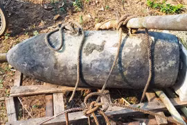 Heavy rains unearth huge bombs in Quang Tri