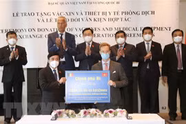 Belgian Foreign Ministry hands over 100,000 doses of vaccine to Vietnam