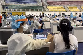 HCM City: first shots basically completed, new infections down