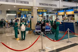 Nearly 1,000 medical personnel return to Hanoi from HCM City