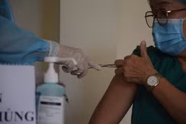 Nurse who went into shock after vaccination taken off ventilator