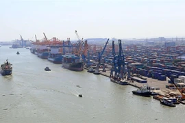 Vietnam records 1.35 billion USD trade deficit in first half of June