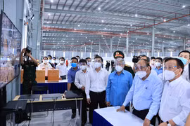President visits pandemic-hit Binh Duong province