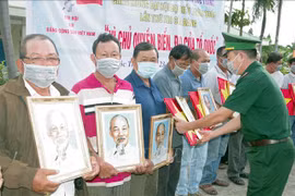 National flags, President Ho Chi Minh's portraits handed over to fishermen 