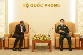 Vietnam promotes defence cooperation with Philippines, Singapore