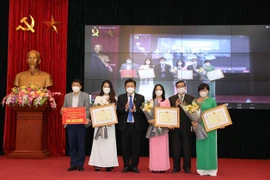 Winners of contest on compiling Vietnamese language learning materials for OVs honoured