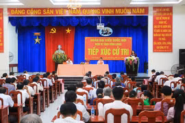 Vice President meets voters in Vinh Long