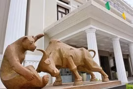 Market will continue to breach new highs, but investors should be more cautious: experts