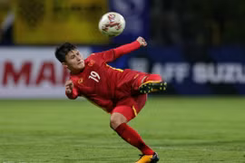 Vietnam trounce Malaysia 3-0 to top Group B at AFF Suzuki Cup