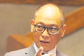 Philippine central bank keeps interest rate at historic low 