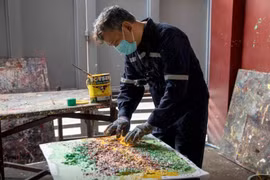 Philippine artist turns waste into paintings