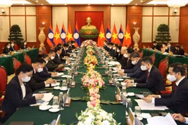 Top leaders of Vietnam, Laos vow to beef up special ties