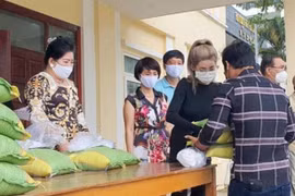 Struggling Vietnamese Cambodians receive aid amid COVID-19 pandemic