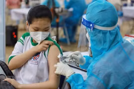 HCM City starts vaccinating school children against COVID-19 
